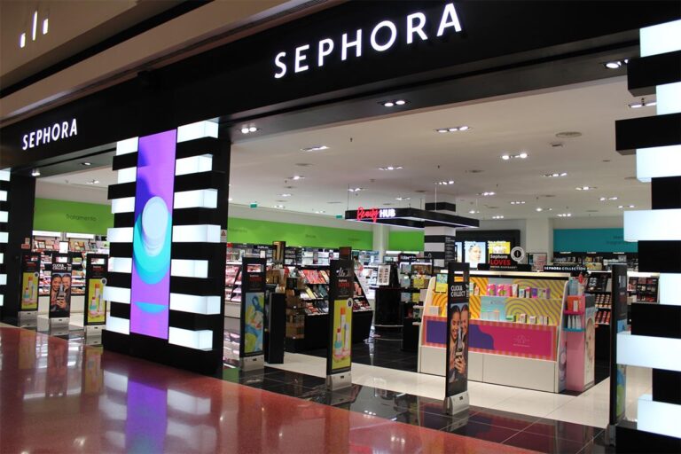 Quando si parla di bellezza, Sephora è più di un semplice negozio: è una destinazione. Rinomato in tutto il mondo per la sua selezione curata di prodotti premium, la tecnologia all'avanguardia e un approccio inclusivo alla bellezza, Sephora ha ridefinito il modo in cui acquistiamo prodotti per la cura della pelle, il trucco e le fragranze. Per i clienti in Italia, Sephora si distingue come un faro di innovazione e competenza, offrendo un'esperienza di acquisto senza pari sia online che in negozio.