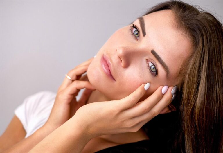 Stretch marks and wrinkles are common concerns that affect individuals of all ages and skin tones. Whether caused by natural aging, weight fluctuations, or pregnancy, these skin imperfections can impact self-confidence and lead many to seek effective solutions. Dermaclara has emerged as a trusted name in the beauty and skincare industry, offering reusable silicone patches that deliver remarkable results for these concerns. Backed by extensive testing and glowing customer satisfaction, Dermaclara is revolutionizing skincare for women across the UK