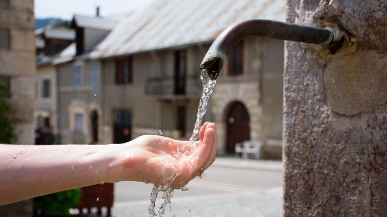 Sauberes und sicheres Wasser ist ein Grundpfeiler der Gesundheit, doch viele Haushalte sind sich unsicher, was aus ihren Wasserhähnen fließt. Wassertest bietet zuverlässige und leicht zugängliche Testlösungen, mit denen Familien ihre Wasserqualität präzise bestimmen und bei Bedarf Maßnahmen ergreifen können. Dieser Testbericht untersucht, wie Wassertest die Identifizierung potenzieller Schadstoffe vereinfacht und so zu mehr Sicherheit und einem gesünderen Leben beiträgt.