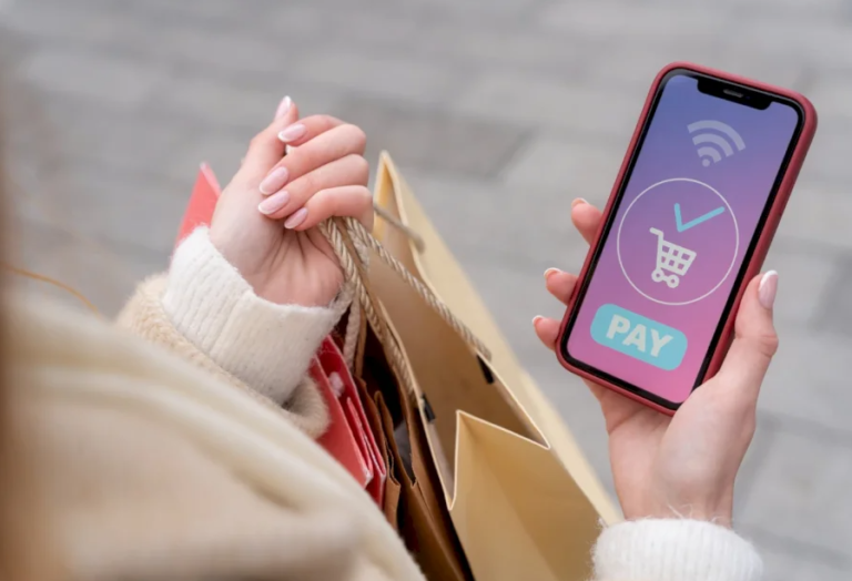 Gdy coś pójdzie nie tak z zakupem online, większość konsumentów nie wie, do kogo się zwrócić. Czy produkt przyszedł uszkodzony? Czy to nie to, czego oczekiwaliśmy? Wiele osób po prostu rezygnuje i godzi się na stratę. Ale prawo konsumenta w e-commerce to nie joke - masz znacznie więcej praw, niż myślisz. Shoperly i inne nowoczesne platformy zmuszają sprzedawców do respektowania tych praw. Oto przewodnik, aby chronić się i wiedzieć, jak działać w przypadku problemów.