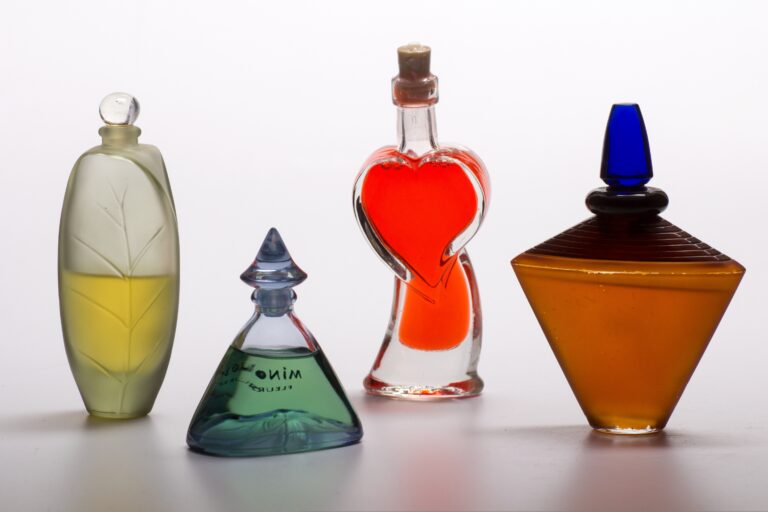 Zapach jest jednym z najważniejszych elementów osobistego stylu. Potrafi podkreślić charakter, wywołać wspomnienia i pozostawić niezapomniane wrażenie. Paris Perfumes, znane również jako Paryskie.pl, udowadnia, że luksusowe doznania zapachowe nie muszą wiązać się z wysokimi kosztami. Jako polski producent perfum marka tworzy własne kompozycje inspirowane najbardziej rozpoznawalnymi zapachami świata, oferując klientom wyjątkową jakość, intensywność i trwałość na co dzień.