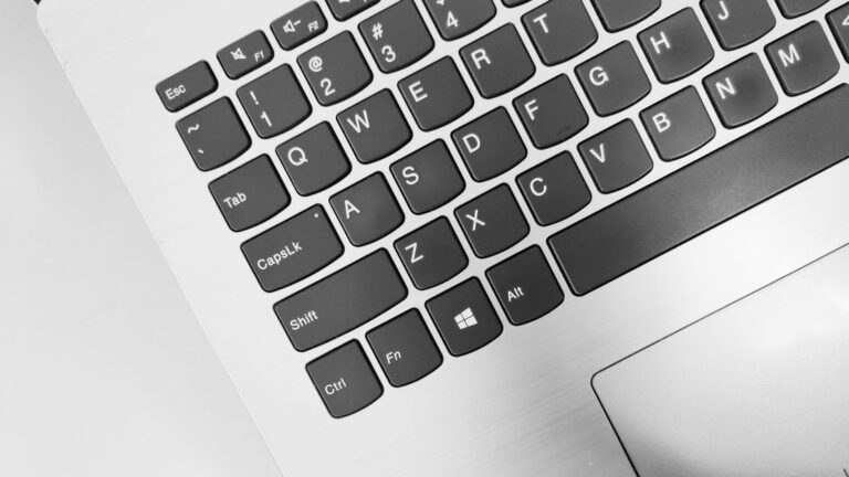 Gestione Affidabile delle Licenze Software: Come MrKeyShop Semplifica la Conformità Aziendale